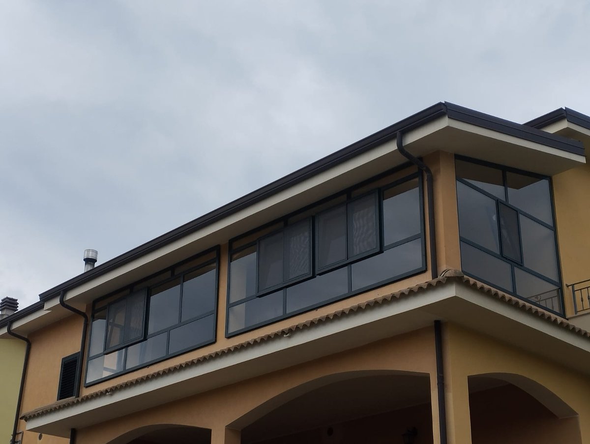 Veranda chiusa in alluminio con vetrate scure